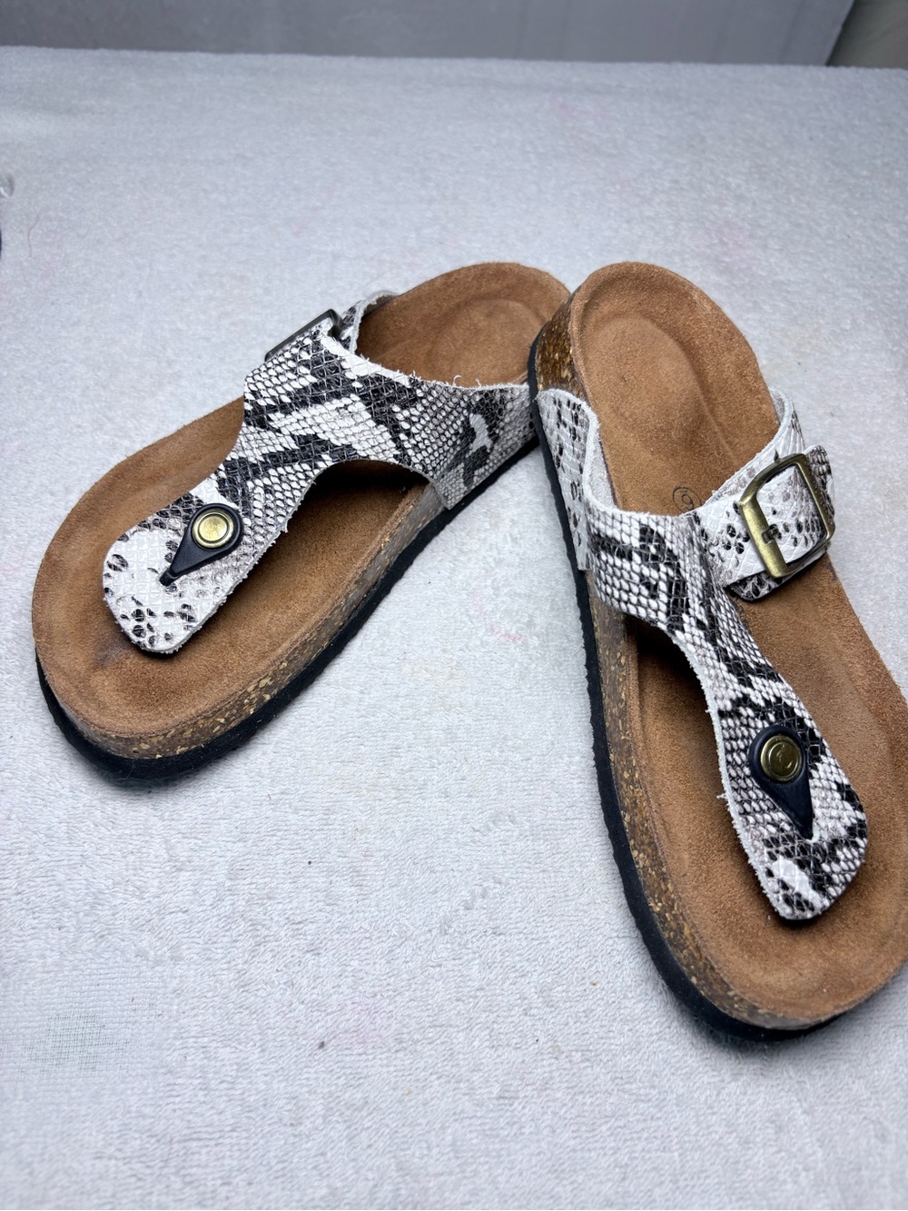 Birkenstock x SoftMoc Grey Snake Skin Print Suede Footbed Thong Sandals Sz 6